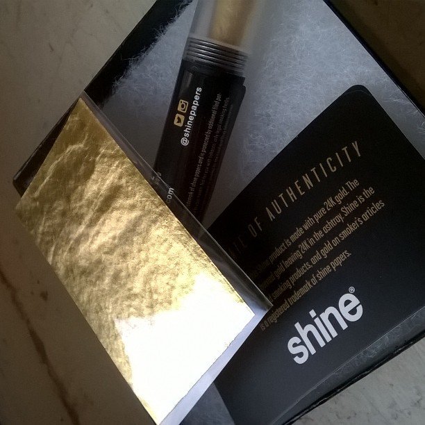 thecoloradonews's tweet photo. ShinePapers: More gold came in 💨 💤 #shinepapers #24kgold #goldashes by ddarrill #marijuana #cannabis #selfie #fash… https://t.co/f4KMvgNNBg