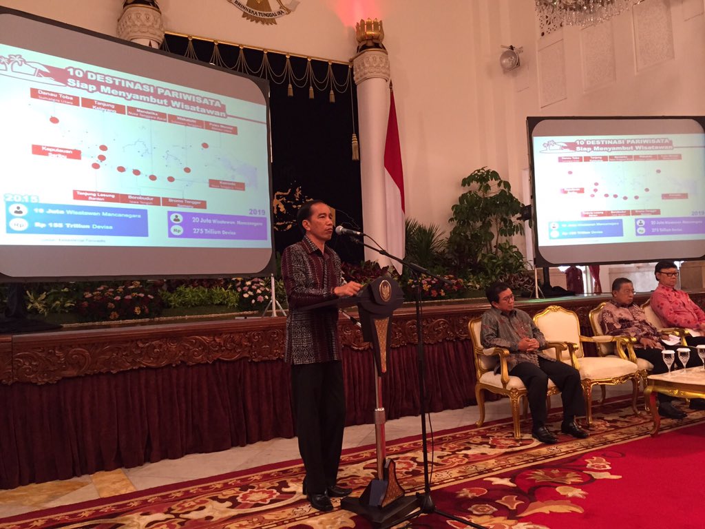 jokowi's tweet photo. Pembangunan harus memberi ruang pada UKM, jangan terus memperbesar konglomerasi -Jkw https://t.co/grmJsRGPK3
