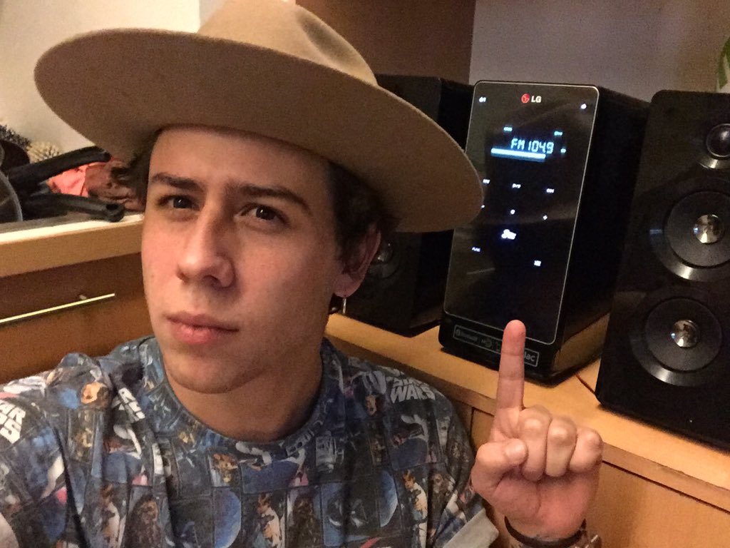 AlexXxStrecci's tweet photo. Ya estoy pegado a mi radio (sí, el radio aún existe) para escuchar la nueva canción de @somosCD9.
 
#IFeelAlive https://t.co/cIOJd19Sb6