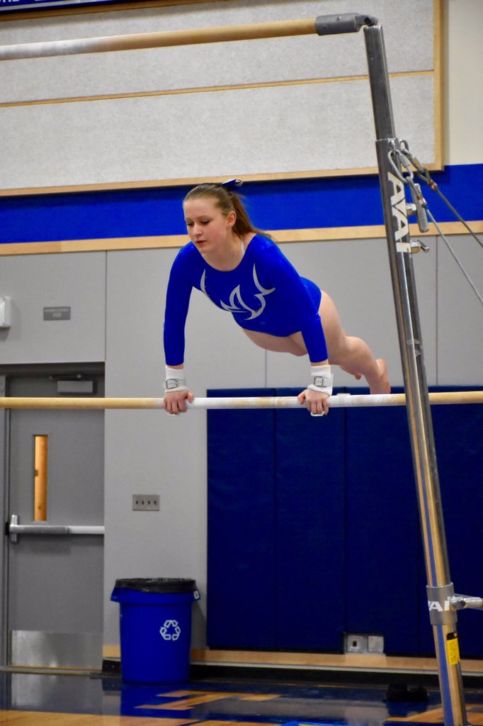 christinarohila's tweet photo. Liberty High School gymnast Lauren on the bars. #IssPreps https://t.co/9RHlQnNpN0