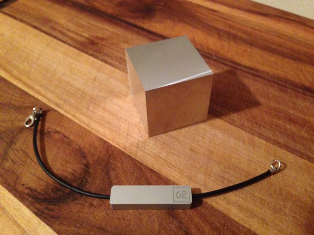 CummingsLinda's tweet image. My Christmas present arrived! A cube and a bracelet made of 62 elements #elementcube #chemistry #elements @chemchat