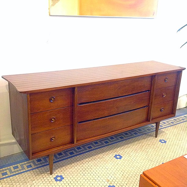 VtgLifeRedhead's tweet photo. #Vintage #MidCenturyModern #Bassett #NineDrawer #Danis... https://t.co/XnlKFfYaEV https://t.co/qKVRJgLWb5