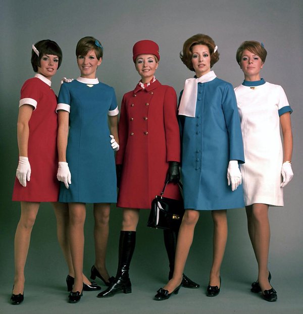 ナチュリブカナダ در توییتر 1960年代 約50年前のエアカナダ Aircanada のユニフォーム ピーターパンカラーと呼ばれる幅広の丸襟と クリスチャン ディオールが1955年に発表したaラインのワンピースが特徴的 いま見ても可愛いデザインですね T Co