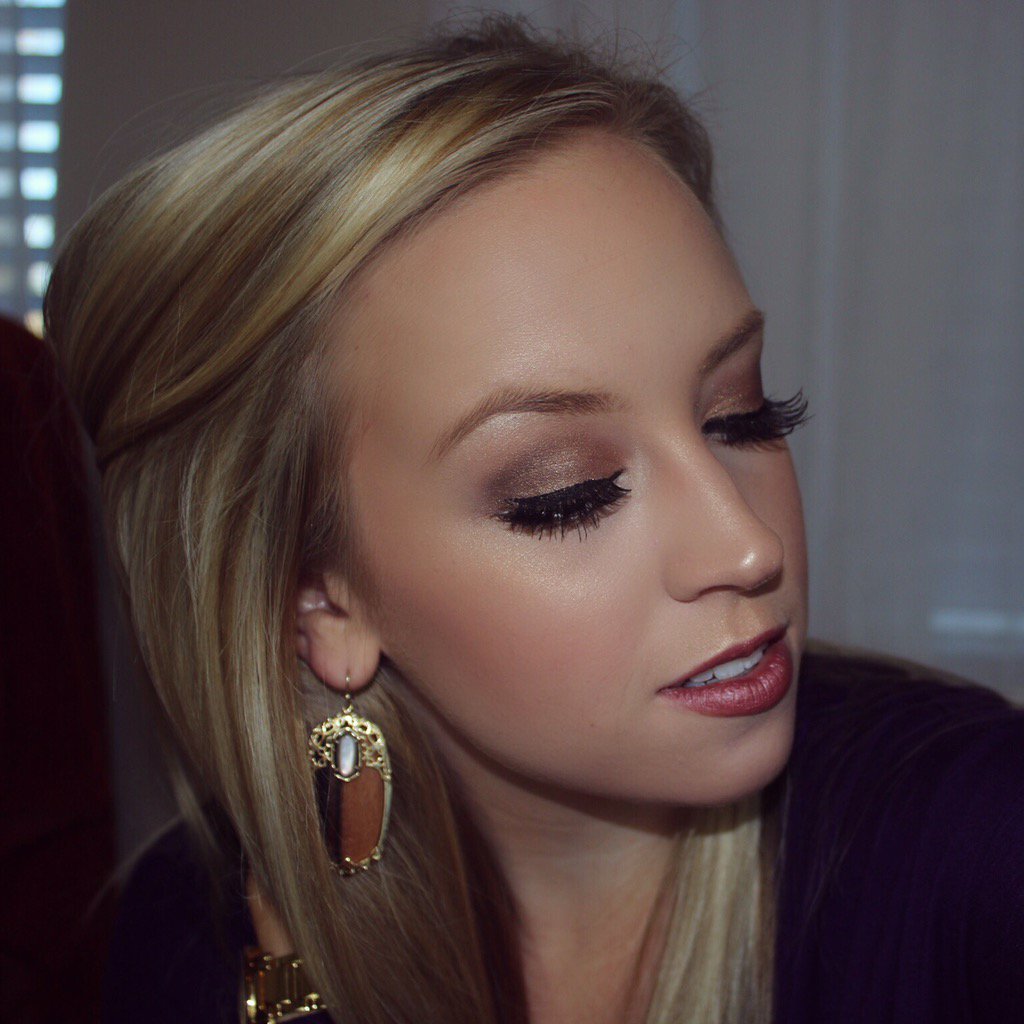 scrubsandblush's tweet photo. My highlight &amp; contour video is live! On my blog now link in bio 🎥 #scrubsandblush #makeuptutorials #beautyvlogger https://t.co/cFdB9vNMWF