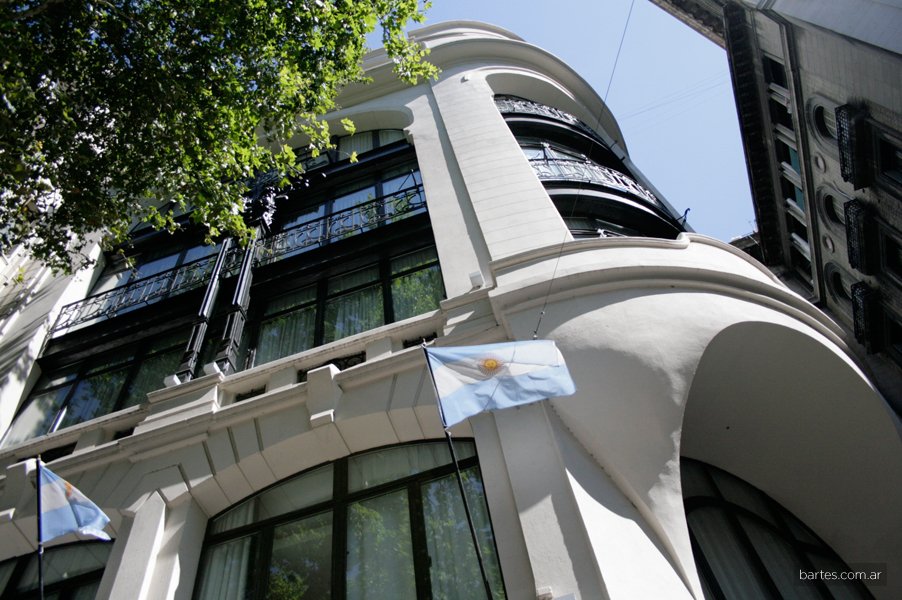 NotiBartes's tweet photo. Hotel #TangoDeMayo. Obra de estilo #ArtNouveau diseñada por el arq. #FaustoDiBacco en 1913. https://t.co/m2d7njUVJV https://t.co/fQz5JCleYE