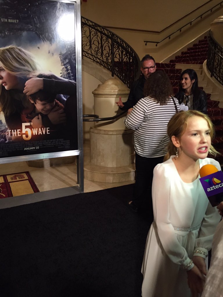 5thWaveMovie's tweet image. The smallest members of Squad 53 are on the carpet at the @awesomenesstv #5thWaveMovie fan screening event!
