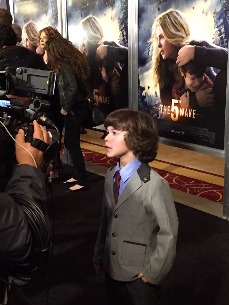 5thWaveMovie's tweet image. The smallest members of Squad 53 are on the carpet at the @awesomenesstv #5thWaveMovie fan screening event!