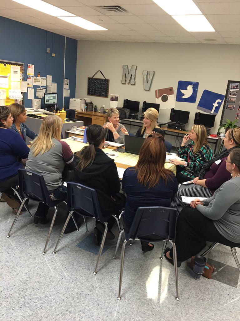 MikoVazkez's tweet photo. Thank you @ThoughtfulRead for visiting and modeling an effective reading lesson. #nonfiction @smithelem66 #smithlc https://t.co/6meUvRkReg