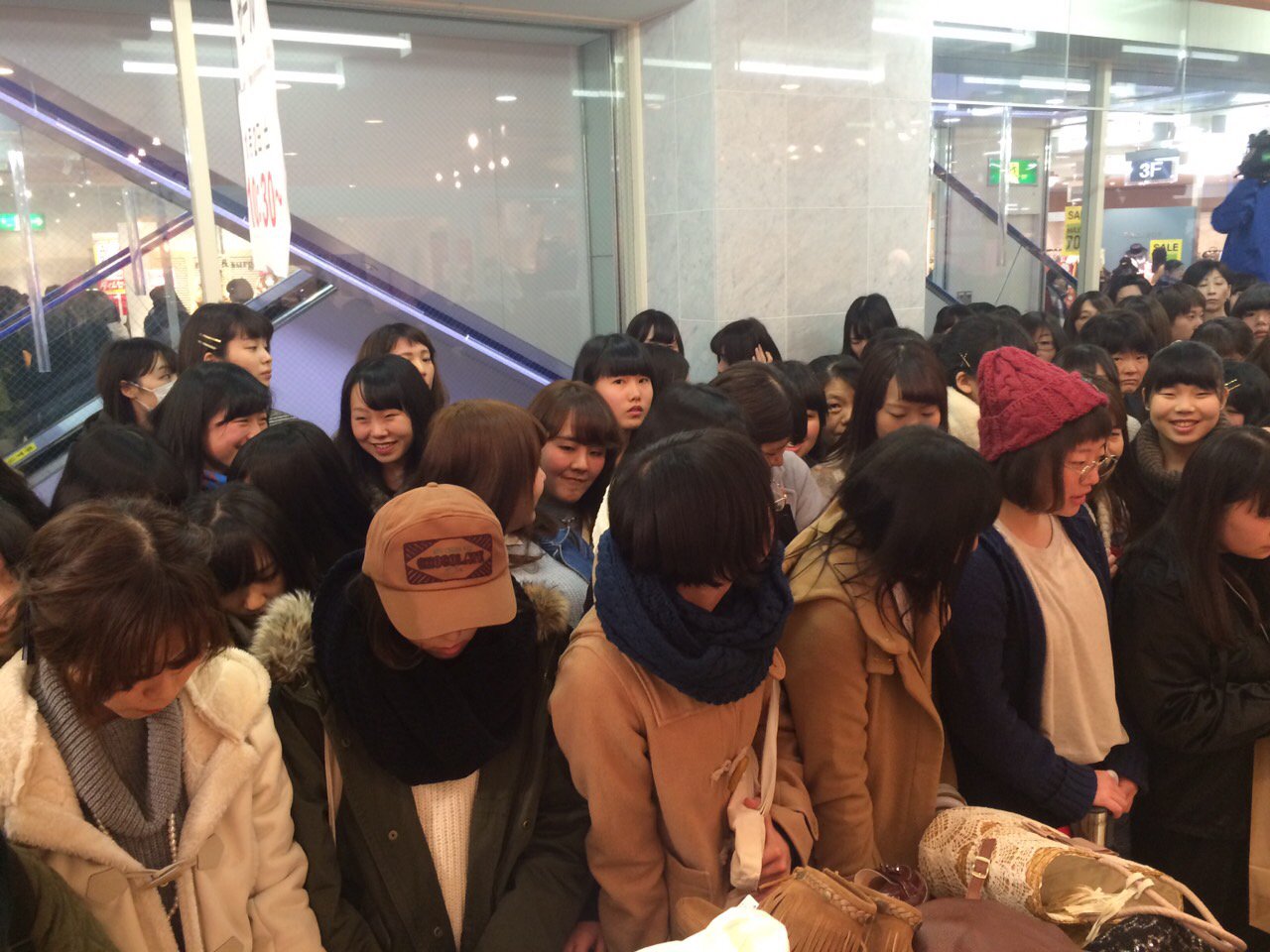 ラフォーレ原宿 新潟 3f クリスプ 1月31日 日 サンプルセール開催のお知らせ ラフォーレ新潟最終営業日の１月３１日 日 にサンプルセールの開催が決定しました サンプルセールとは 商 T Co
