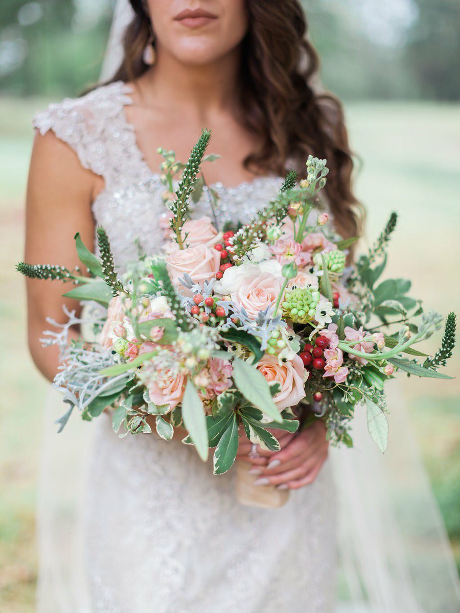 chelishmoore's tweet photo. I’m in love with this bouquet!!! https://t.co/vgGDZmf3Dp