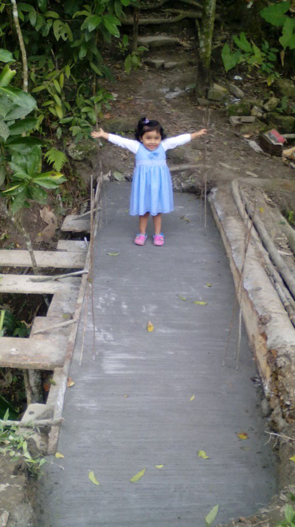 Prinsss14's tweet photo. Nikol inaugurando el puente peke😄😄😄😄😄😄😄😄😄😄😄😄 https://t.co/5PUOJ5noSc