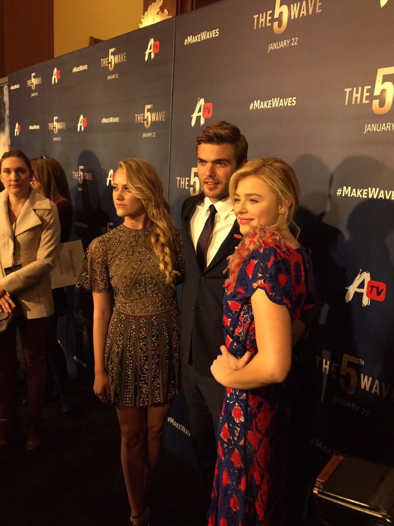 5thWaveMovie's tweet image. .@ChloeGMoretz, @MaikaMonroe and Alex Roe stop for a photo on the carpet at the #5thWaveMovie fan screening event.