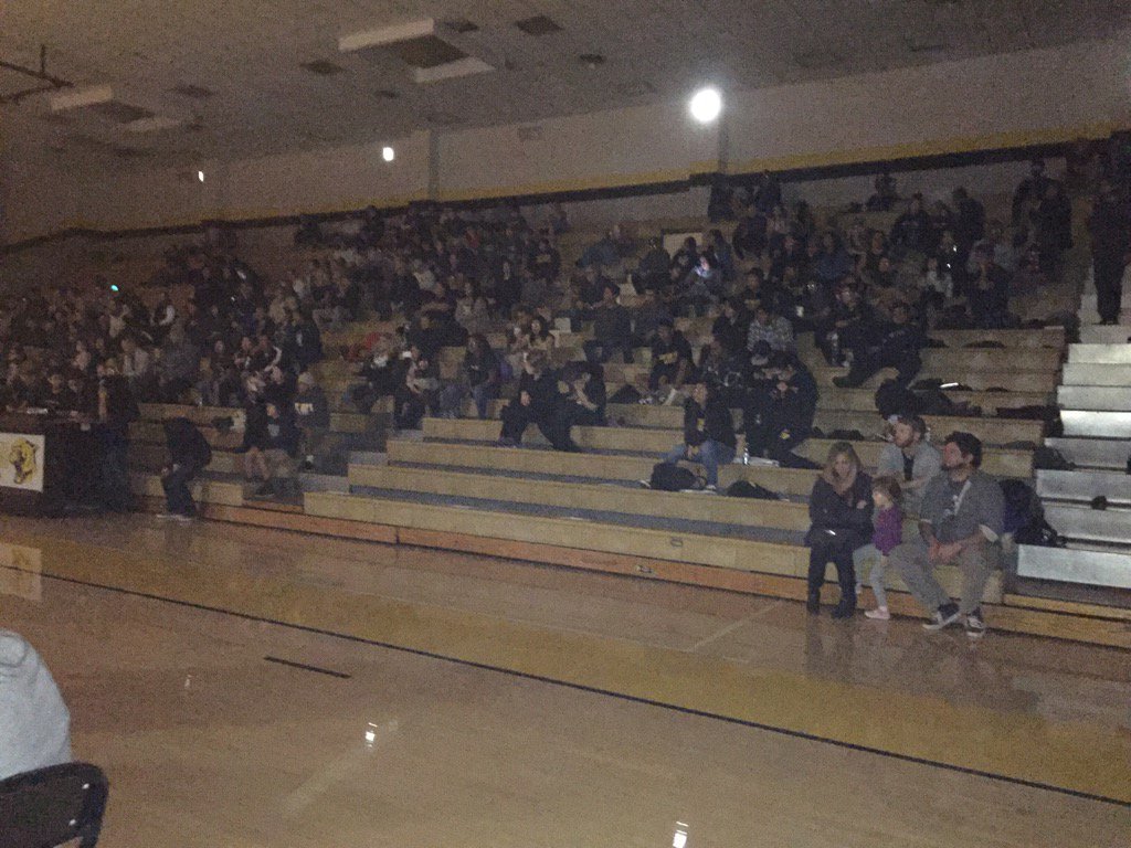 The crowd keeps getting bigger and bigger , thanks to everyone for showing up .