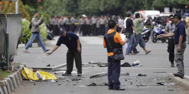 kompascom's tweet photo. Sore itu, darah mengering mewarnai aspal. Di atasnya, sebuah karangan bunga terpajang. #KamiTidakTakut #BomSarinah https://t.co/bdCPBc95aU