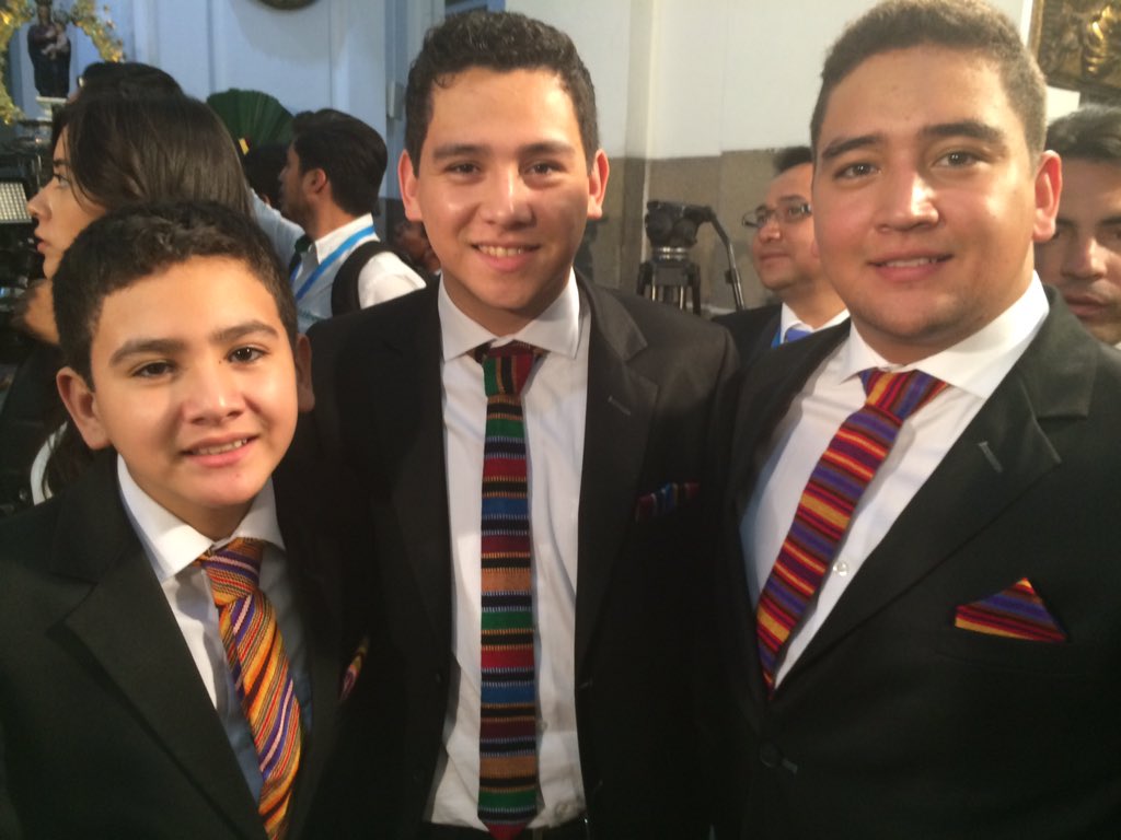 rcaubilla88's tweet photo. Llamaron la atención las corbatas de los hijos de Jimmy."Las compramos en el mercado de artesanías" @soy_502 https://t.co/l4NXUf83jS