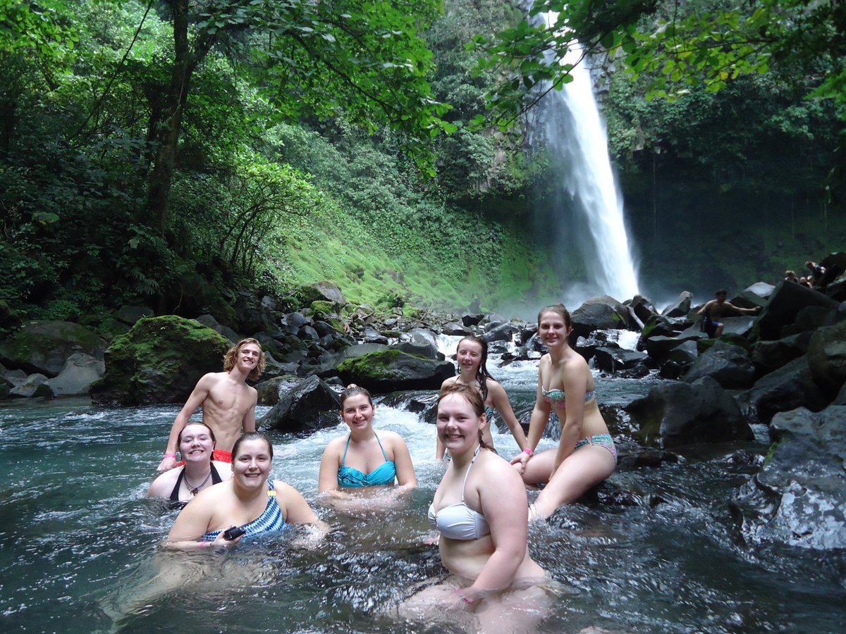 dbolluyt's tweet photo. Swimming and exploring at La Fortuna waterfall in Costa Rica! #SLJTerm #PuraVida https://t.co/ug1VzjhlX6
