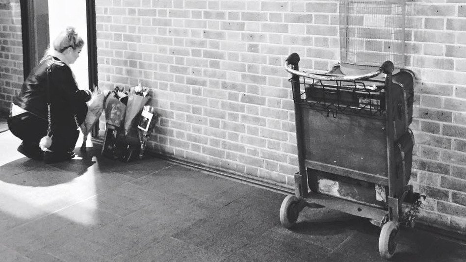 'Harry Potter' fans have turned Platform 9 3/4 into a memorial for Alan Rickman on.mash.to/203CtML