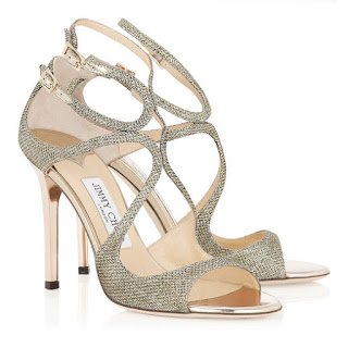 Cada vez hay más #novias que prefieren zapatos diferentes. kcy.me/2afw4 by @anamunozmunoz #bodas
