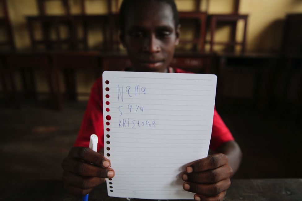 UNICEFIndonesia's tweet photo. #UNICEFblog: “Nama Saya Kristopher” - Belajar Membaca dan Menulis di Papua. https://t.co/Ay7hkmM8JZ https://t.co/fHI09eKKmF