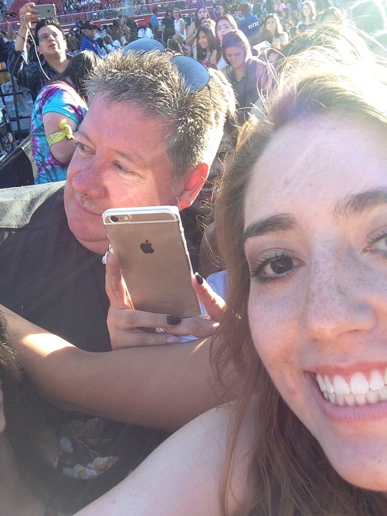 postmeglone_'s tweet image. When I pushed though like 10 girls at the 1D concert just to get a picture with Liam&apos;s dad #directionerproblems