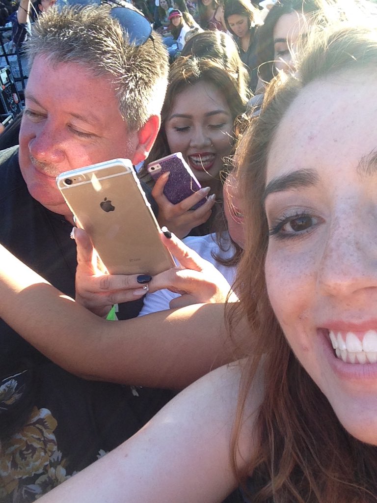 postmeglone_'s tweet image. When I pushed though like 10 girls at the 1D concert just to get a picture with Liam&apos;s dad #directionerproblems