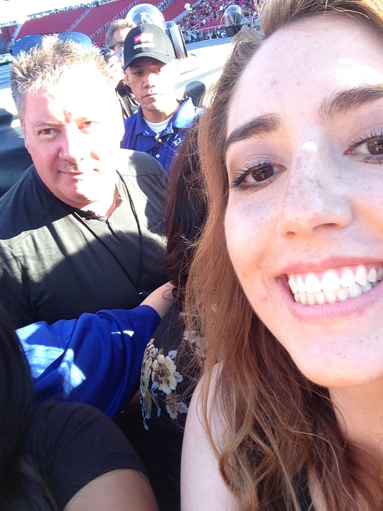 postmeglone_'s tweet image. When I pushed though like 10 girls at the 1D concert just to get a picture with Liam&apos;s dad #directionerproblems