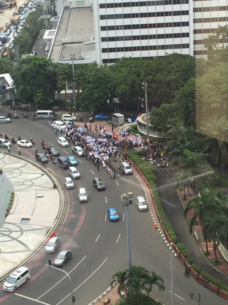 People gathering outside police post at Selamat Datang monument, #Jakarta, possibly spontaneous show of support