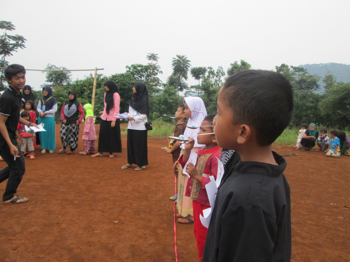 lingkarbmupi's tweet photo. Anak-anak semangat sekali mengikuti perlombaan kelereng
#K https://t.co/ItH7lMUScU