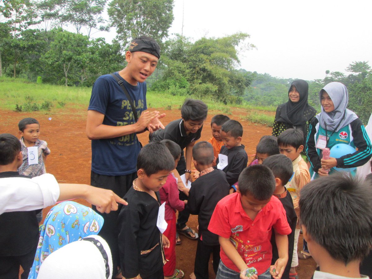 lingkarbmupi's tweet photo. Anak-anak semangat sekali mengikuti perlombaan kelereng
#K https://t.co/ItH7lMUScU