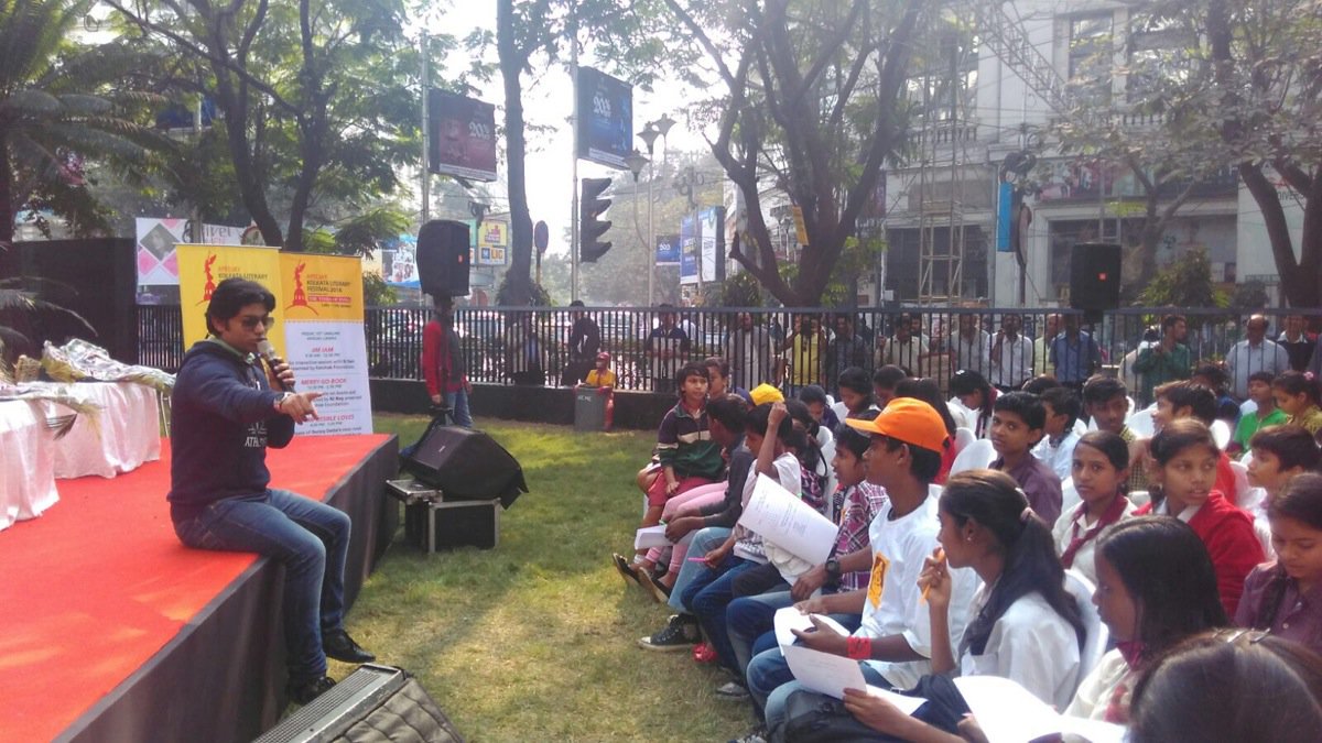 TheAKLF's tweet photo. A quiz and debate on books and reading conducted by RJ Roy presented by Rakshak Foundation #AKLF2016 @ apeejay lawns https://t.co/Jdobqqbob2