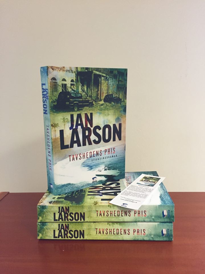 "Det er international spænding fortalt medrivende, så man som læser er fanget ind fra første side." - Krimisiden.dk