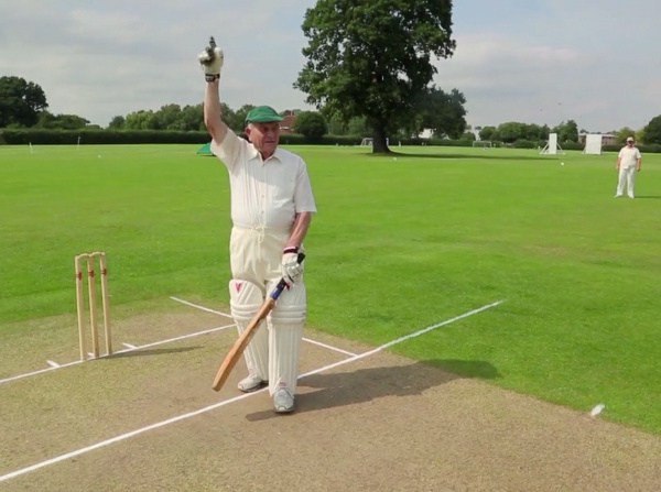 Meet Geoff, playing league cricket in his eighties and still rocking it: cricketyorkshire.com/2974617 
#fromyorkshire