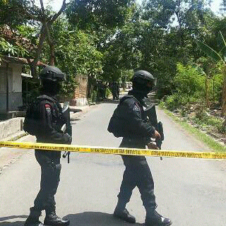 CRB_Publisher's tweet photo. Misteri Junaedi Terjawab! Kapolres Cirebon: Tadi Bersama Densus 88 Menangkap 3… https://t.co/QRGNeQ1mKk https://t.co/DyY4sxtlnK