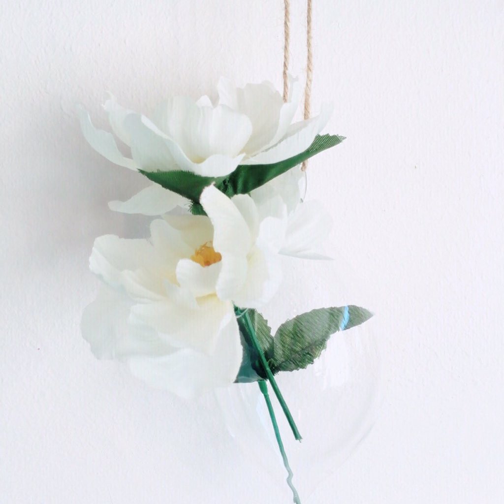 DappledInterior's tweet photo. Oooo the prettiest teardrop hanging vase 😍😍 #singlestem #glasvase #giftware #homeware #stafford #sooopretty https://t.co/IdSbmNzvnJ