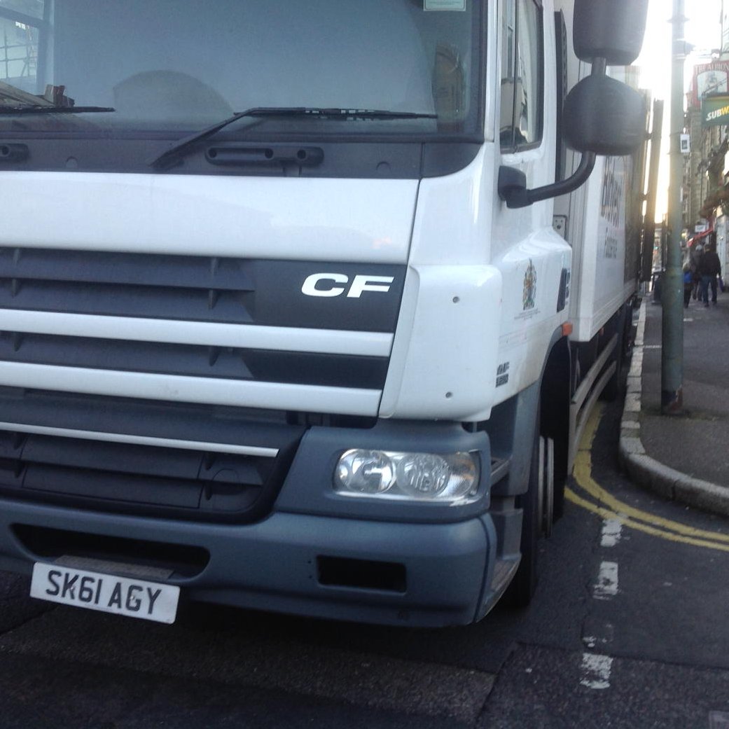 Anyone spot Bidvest driver error here #Brighton ? Blind corner Albany/Church Rd, are we looking to squish #cyclists?