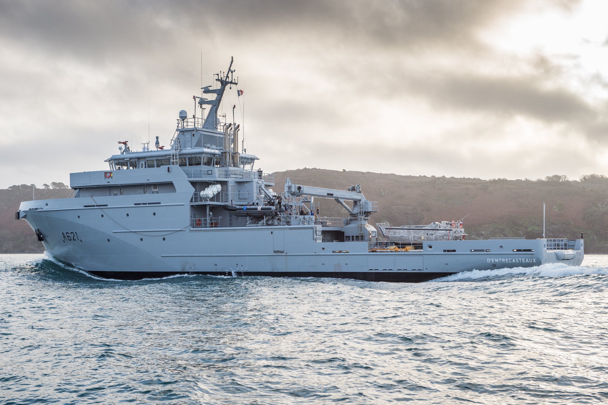 CYwFhiLW8AET6Dv.jpg:large