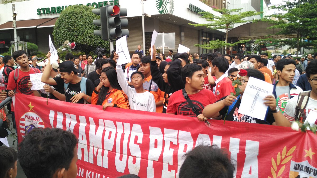 BBCIndonesia's tweet photo. Para pendukung klub sepak bola Persija, hari ini juga menggelar aksi. "Jakarta enggak goyang!!!"  teriak mereka https://t.co/Lr4CsMcdDf
