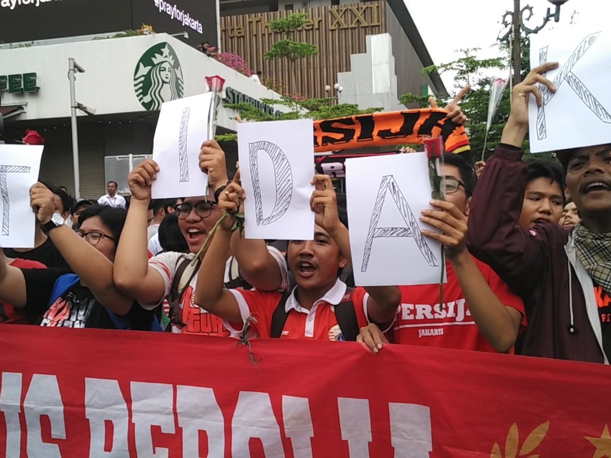 BBCIndonesia's tweet photo. Para pendukung klub sepak bola Persija, hari ini juga menggelar aksi. "Jakarta enggak goyang!!!"  teriak mereka https://t.co/Lr4CsMcdDf