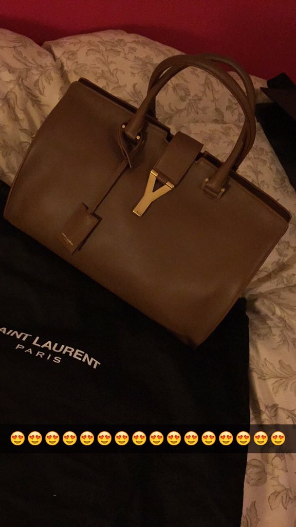 princesScarlet8's tweet photo. Dream come true. 👜 #YSL #SaintLaurent #Chyc #Handbag https://t.co/pcBRozx4oN
