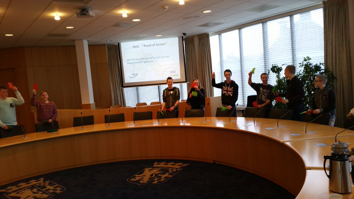 Met groep jongeren v @nijkerkvmbo  in raadzaal <a href="/gemeenteNijkerk/">Gemeente Nijkerk</a> project "Wegwijs". Jongeren en politiek #Nijkerk