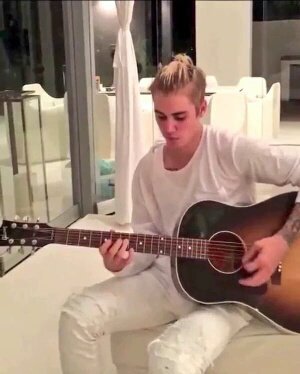Bieberfollownow's tweet photo. Tudo começa a partir de algo. E o meu ídolo começa a partir de um violão 🎸✨ # 9YearsOfKidrauhl 

#9YearsOfKidrauhl https://t.co/FwwDVVTyPJ