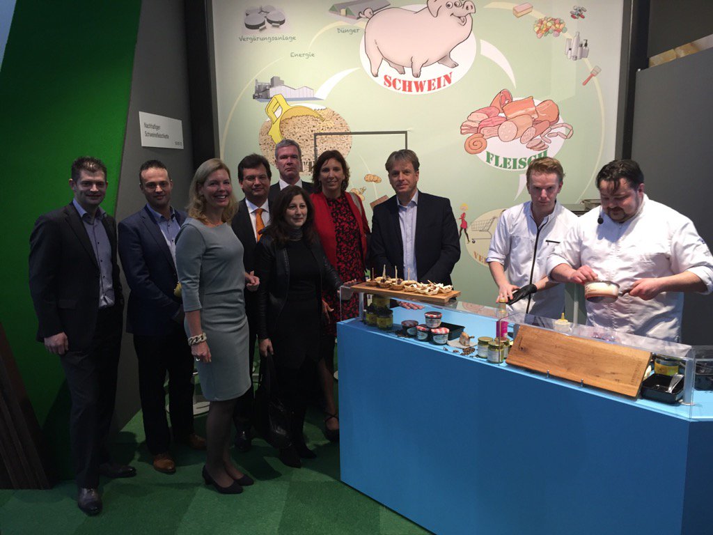 <a href="/fatmad66/">Fatma demirel</a> <a href="/JacoGeurts/">Jaco Geurts</a> <a href="/HelmaLodders/">Helma Lodders</a> <a href="/lientje1967/">Caroline van der Plas</a> @OscarMeuffels <a href="/POVarkenshouder/">POV Varkenshouderij</a> <a href="/COVnl/">COV Vleessector</a> <a href="/Nevedi/">Nevedi</a> We zijn er!