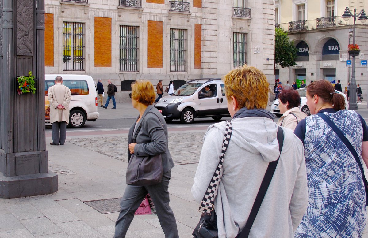 Honevo's tweet image. GAZING AT A BIONIC PAINTING - SOL SQUARE MADRID #BIONICPAINTINGS #CUADROSBIONICOS #ARTE #URBANO #BIONICO #MADRID