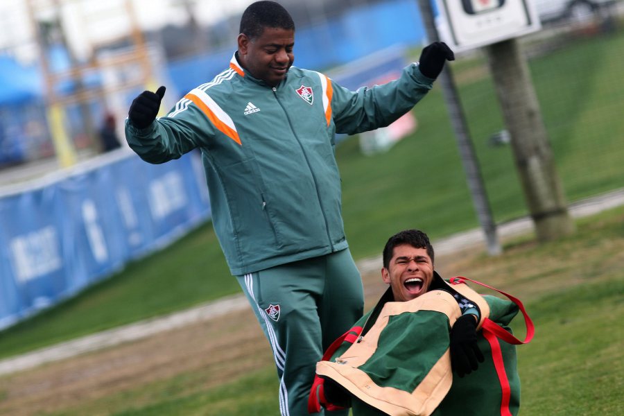 joaoluisjr's tweet photo. as fotos da matéria "osvaldo se esconde em sacola e assusta companheiros de equipe" são o auge do jornalismo hoje https://t.co/KnVUiUGuBR
