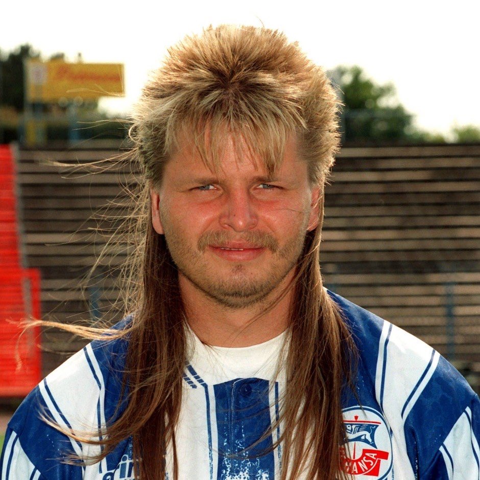 Kapselvrijdag! Uw respect graag voor de 'Vokuhila' ('Vorne kurz, hinten lang') van Mike Werner van Hansa Rostock.