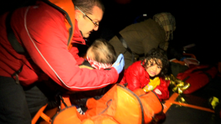 LisaatSky's tweet image. #skynews witness an amazing rescue at sea watch this special report: news.sky.com/story/1623626/…