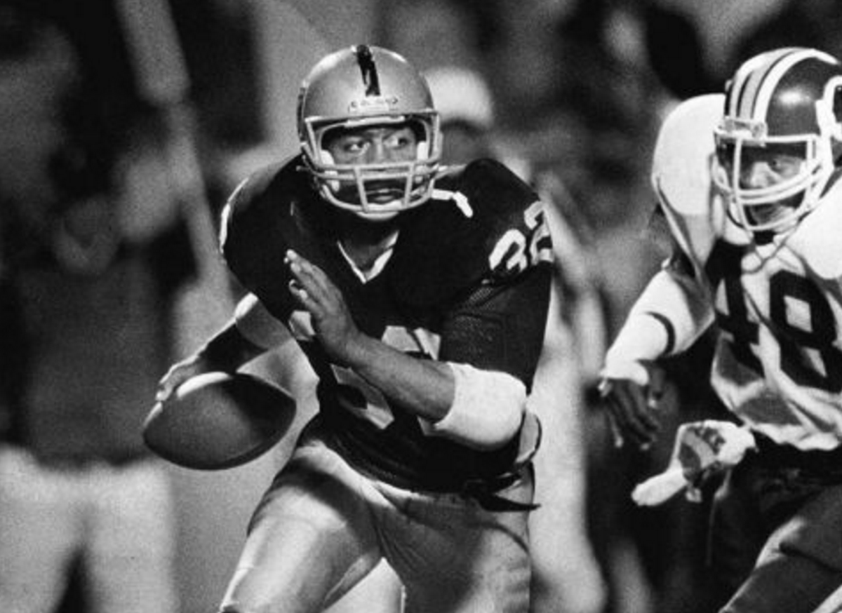 Super Bowl moment No. 16: Marcus Allen runs with the night - foxs.pt/1JORMow