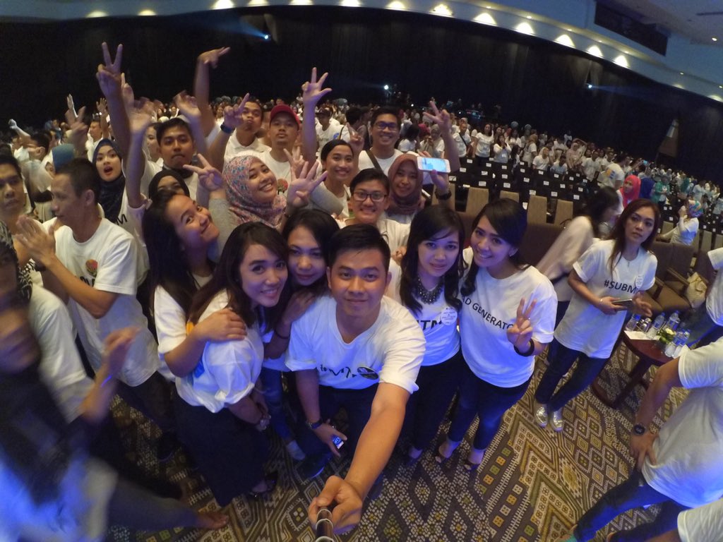 ariezmawan's tweet photo. team #proudofaxamandiri #ibb2016 #region8 #karenaandaberarti @tisyediah @azsa_saza @joshuarudi @Ennyoktaviana https://t.co/DC07uGi1TO