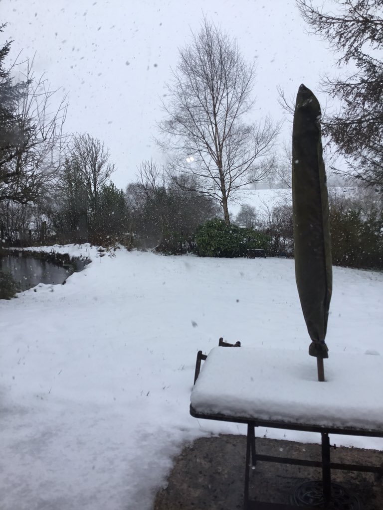 BenRead1234's tweet photo. Been snowing all day got to love winter in Wales https://t.co/pp0PvjyT2V