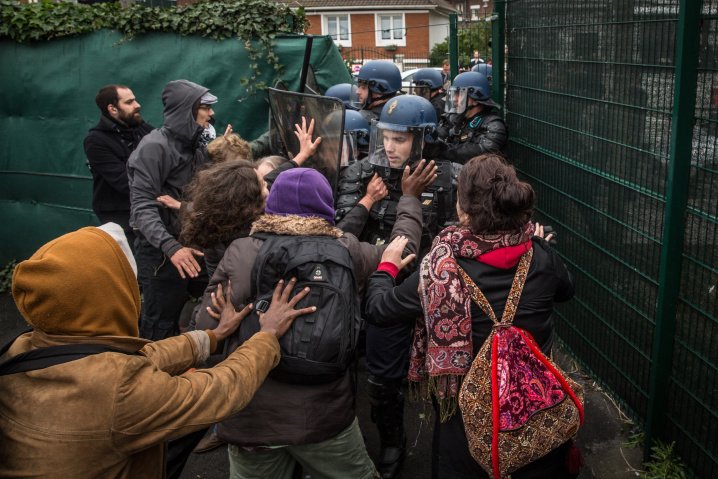 calaisolidarity's tweet photo. A previous eviction resistance in #Calais 05/2014. To stop an #eviction we have to fight! https://t.co/8vlTVeTYuw https://t.co/w20JaSdLpg